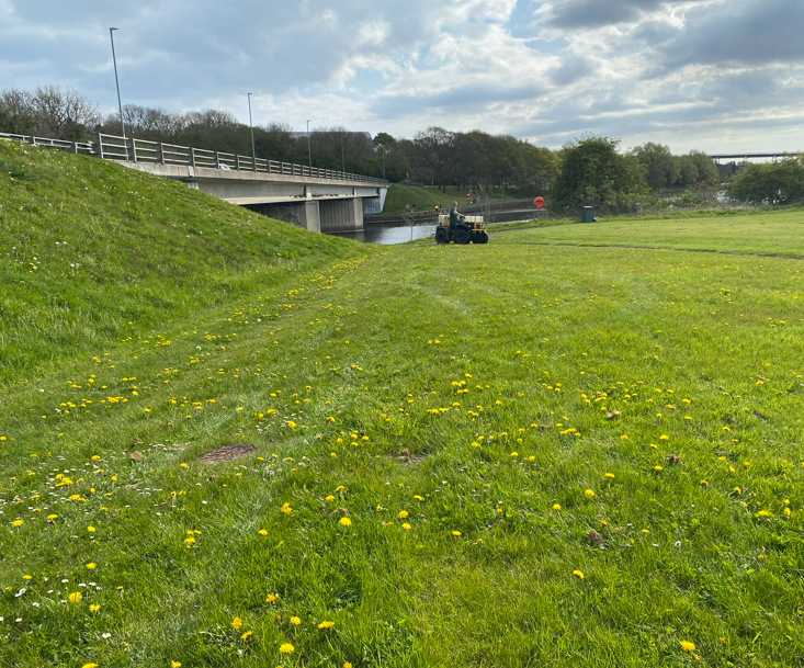 spraying under Wansbeck bridge